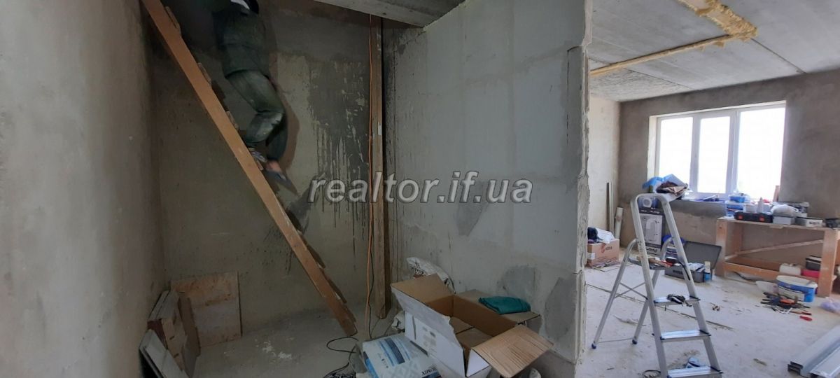 Duzhe_vyhidna_dvorivneva_trykimnatna_kvartyra_z_vydom_na_tsentr_mista_v_zdanomu_ta_obzhytomu_budynku_20450_1_1625580630.jpeg