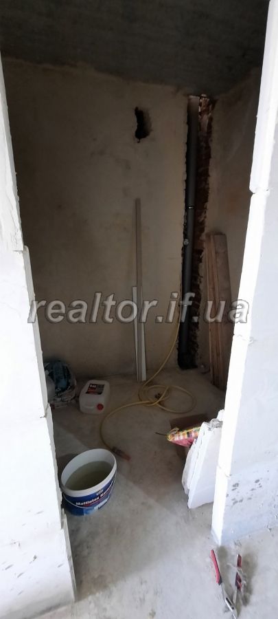 Duzhe_vyhidna_dvorivneva_trykimnatna_kvartyra_z_vydom_na_tsentr_mista_v_zdanomu_ta_obzhytomu_budynku_20450_3_1625580630.jpeg