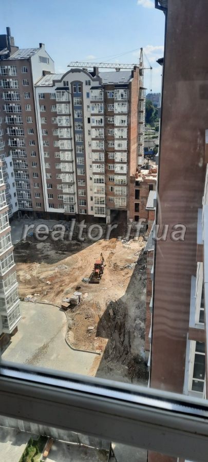Duzhe_vyhidna_dvorivneva_trykimnatna_kvartyra_z_vydom_na_tsentr_mista_v_zdanomu_ta_obzhytomu_budynku_20450_7_1625580631.jpeg