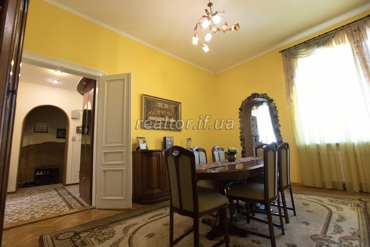 Kvartyra_v_polskomu_lyuksi_z_yakisnym_remontom_v_istorychnomu_tsentri_Ivano-Frankivska__16419_22_1558712870.jpg
