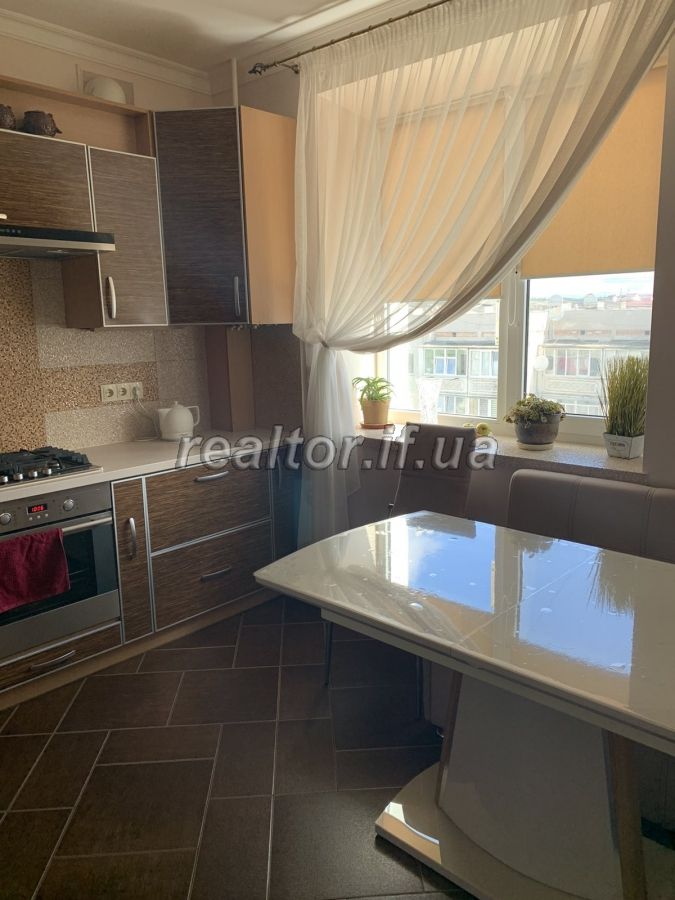 Die Wohnung ist renoviert und die Möbel im neuen Haus auf der Straße Symonenko
