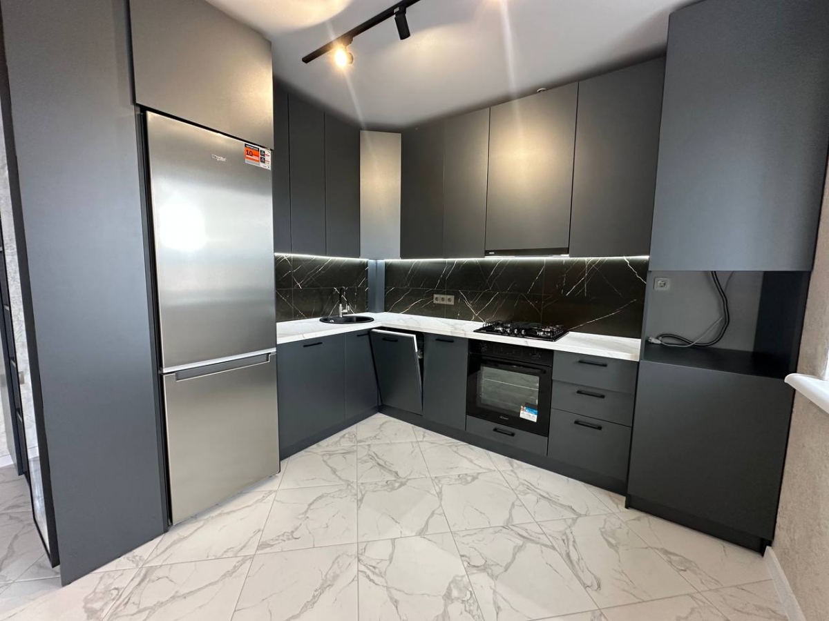 Wohnung mit europäischer Renovierung in einem bewohnbaren Neubau in der Khimikiv-Straße mit Möbeln und Geräten