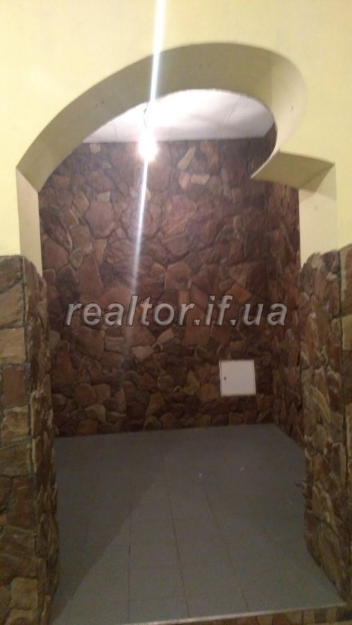 Orenda_komertsiinoyi_nerukhomosti_u_mIvano-Frankivsku_1_poverkh_vul_Vovchynetska_12361_9_1695214195.jpeg