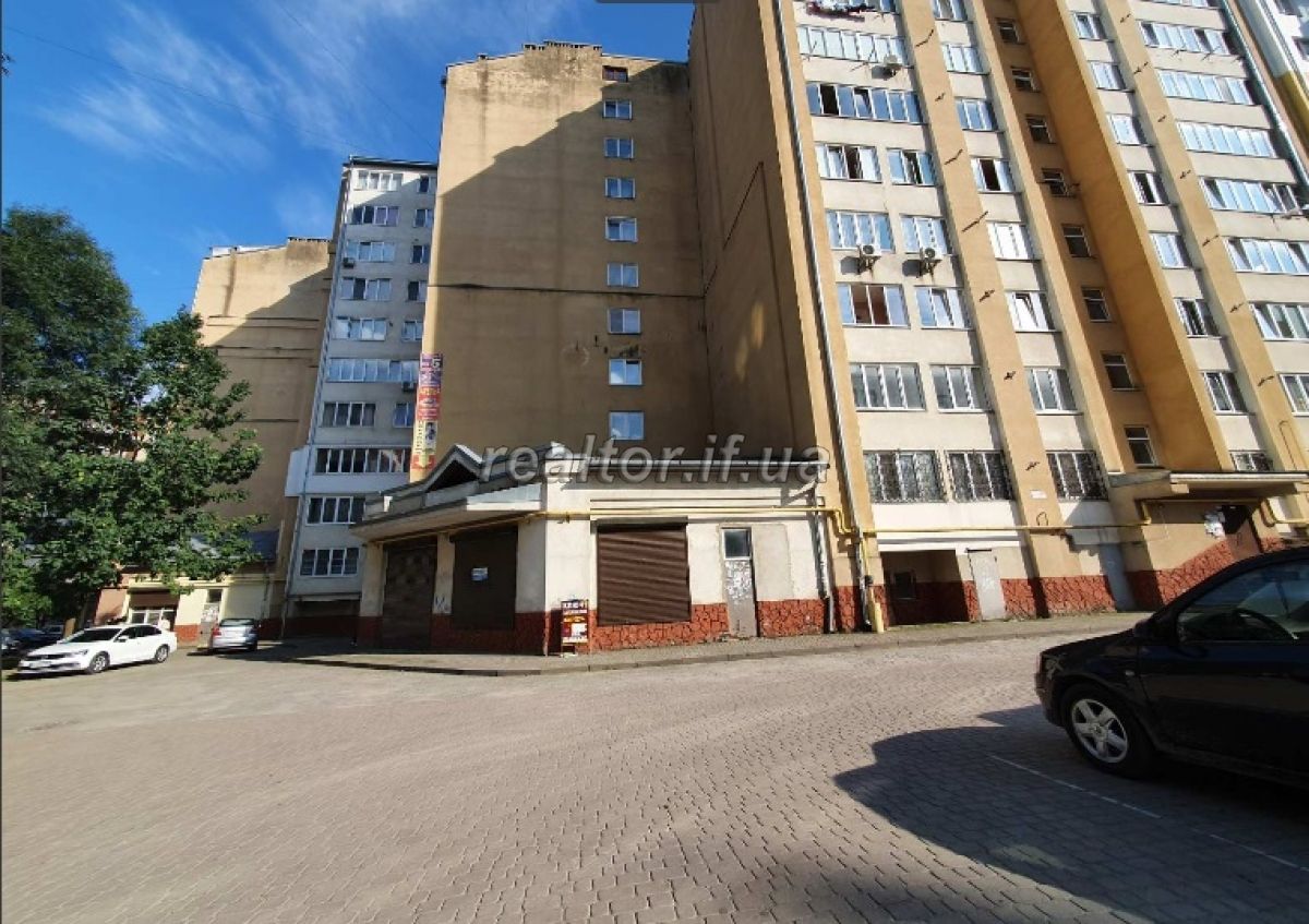 Orenda_prymishchennya_v_hustozaselenomu_raioni_mista_z_velykymy_panoramnymy_viknamy_12910_10_1628066978.jpeg