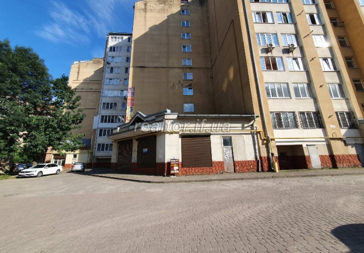 Orenda_prymishchennya_v_hustozaselenomu_raioni_mista_z_velykymy_panoramnymy_viknamy_12910_11_1628066978.jpeg