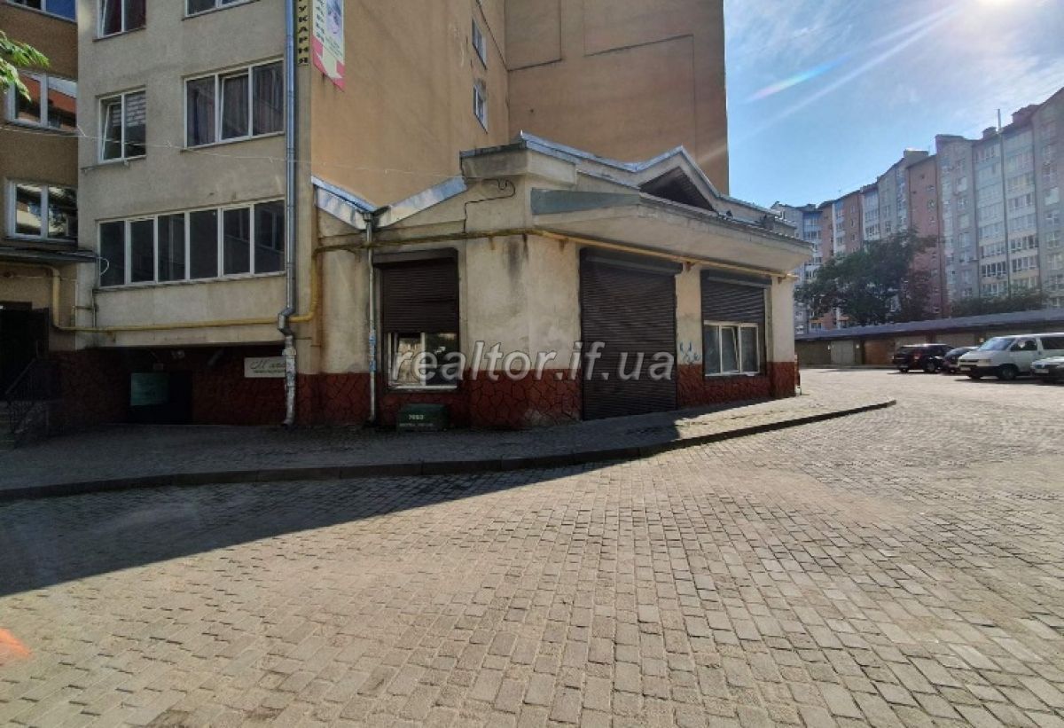 Orenda_prymishchennya_v_hustozaselenomu_raioni_mista_z_velykymy_panoramnymy_viknamy_12910_12_1628066978.jpeg