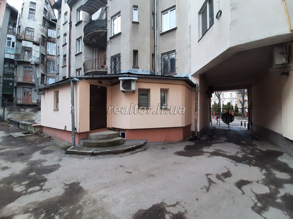 Orenda_prymishchennya_v_tsentralnii_chastyni_mista_poruch_budivli_sudu_22269_5_1678732461.jpeg
