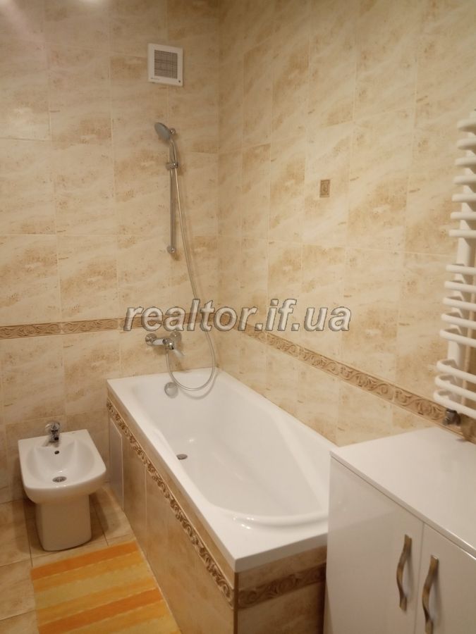 Orenda_velykoyi_kvartyry_v_tsentralnii_chastyni_mista_17313_17_1573637603.jpg