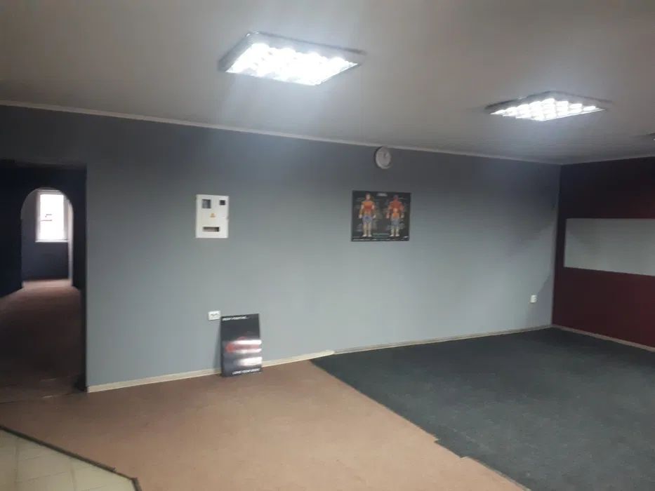 Продам комерційне нежитлове приміщення вільного призначення з ремонтом та орендарями. 