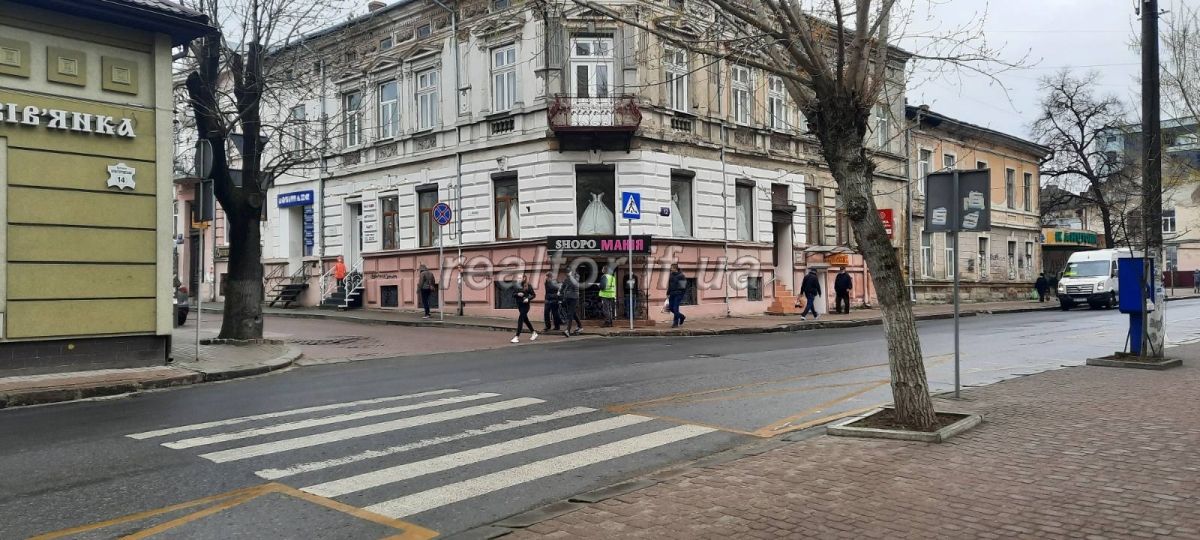 Prodam_prostoru_trokhkimnatnu_kvartyru_v_samomu_tsentri_mista_20109_15_1619687464.jpeg