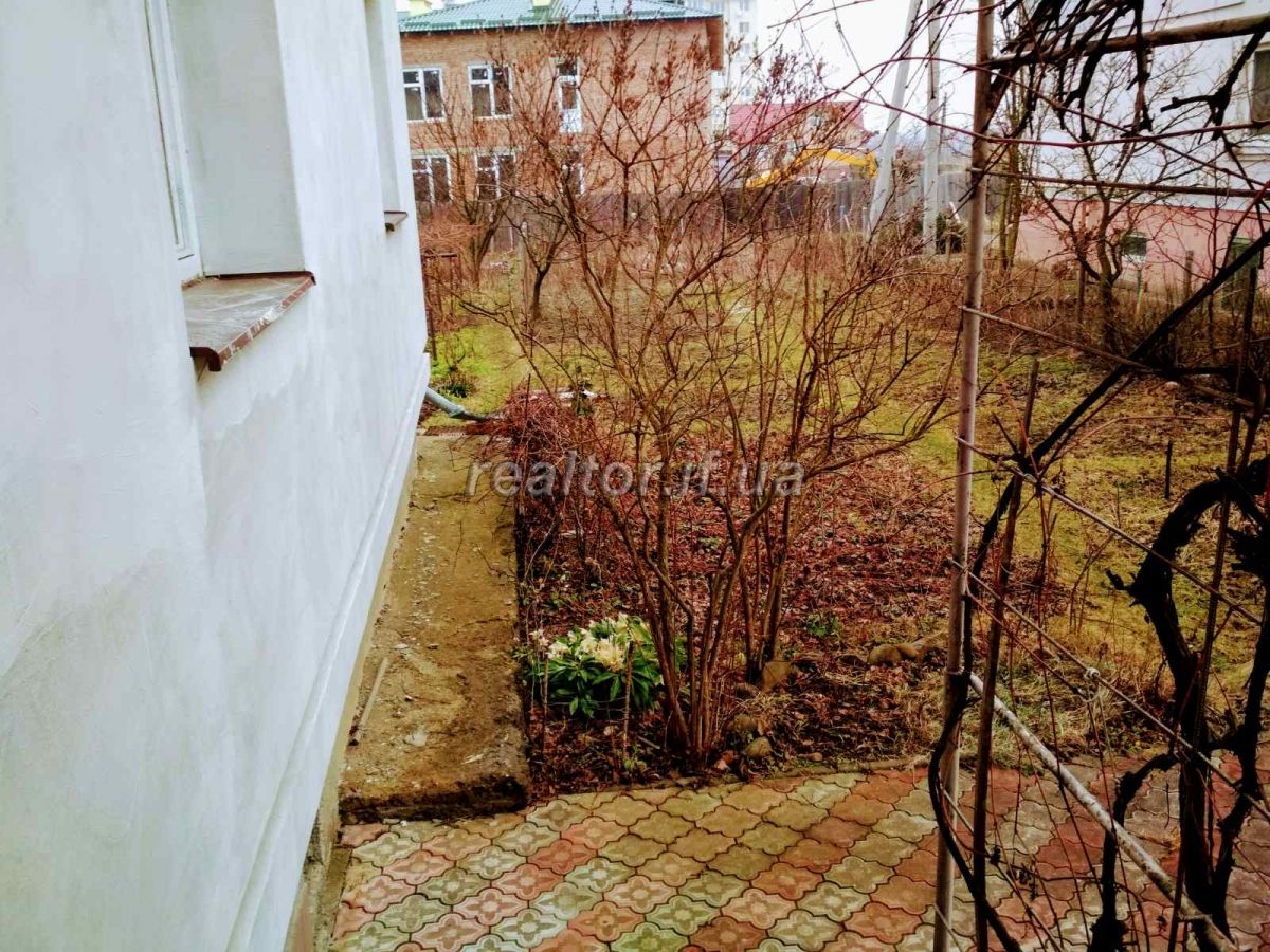 Prodayetsya_2_kimnatna_kvartyra_z_dvorom_ta_zemelnoyu_dilyankoyu_po_vulytsi_Kobzarya_v_seli_Krykhivtsi_18640_10_1602067130.jpg