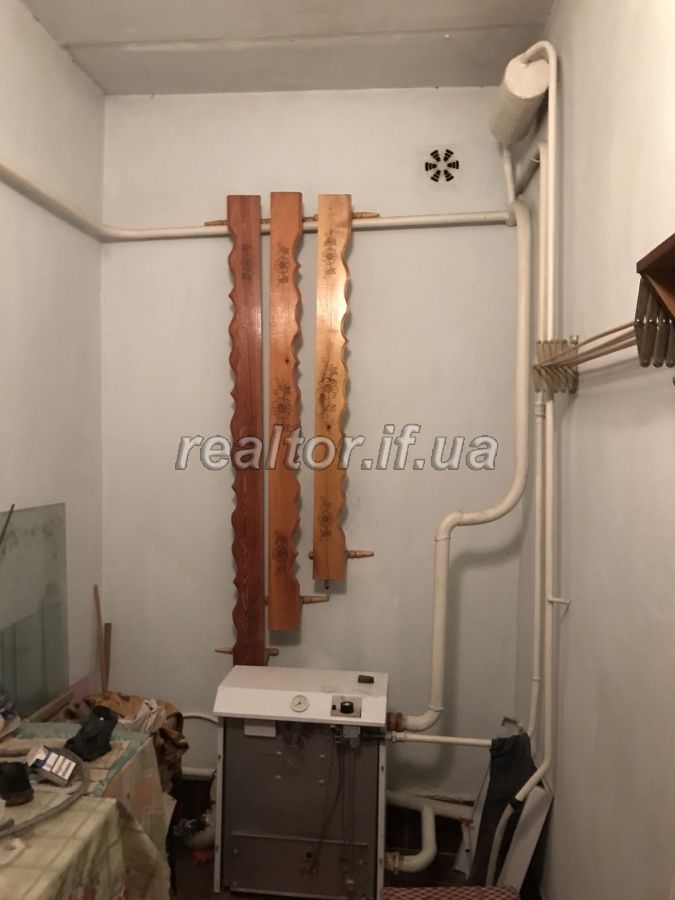 Prodayetsya_2_kimnatna_kvartyra_z_dvorom_ta_zemelnoyu_dilyankoyu_po_vulytsi_Kobzarya_v_seli_Krykhivtsi_18640_3_1603454810.jpg