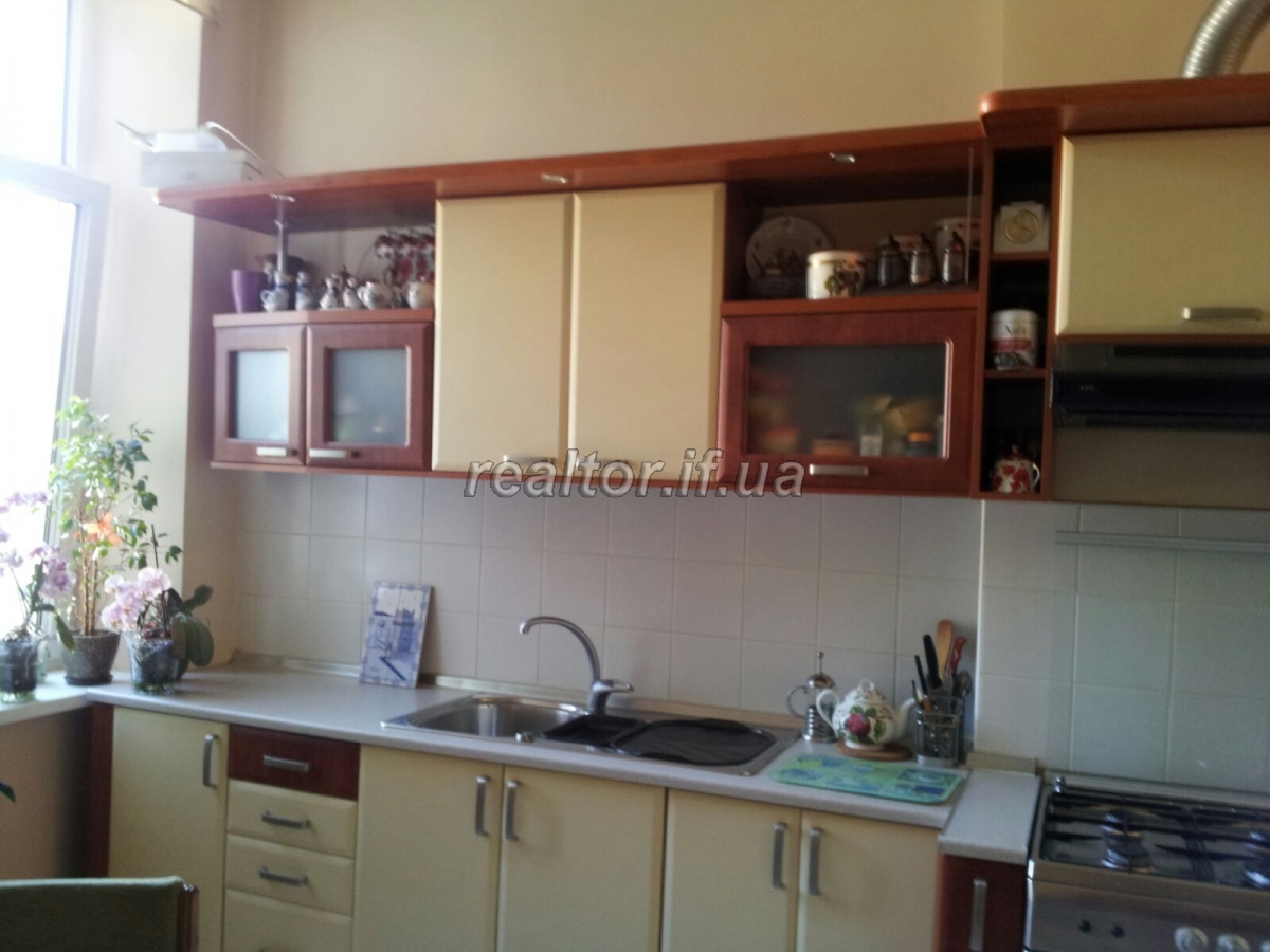 Zum Verkauf steht eine 3-Zimmer-Wohnung in einem österreichischen Gebäude in der Tolstogo-Straße