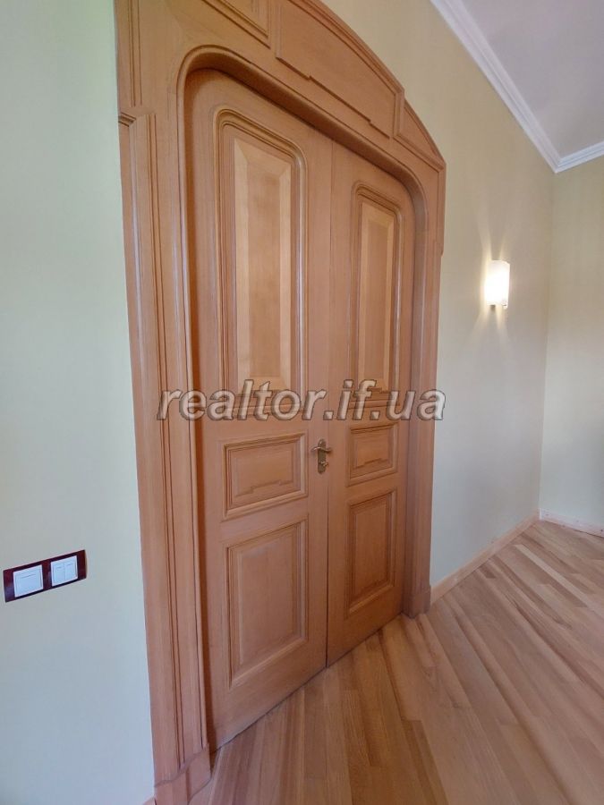 Prodayetsya_3_kimnatna_kvartyra_v_avstriiskomu_budynku_z_yevroremontom_po_vulytsi_Mazepy_22592_12_1693483761.jpeg