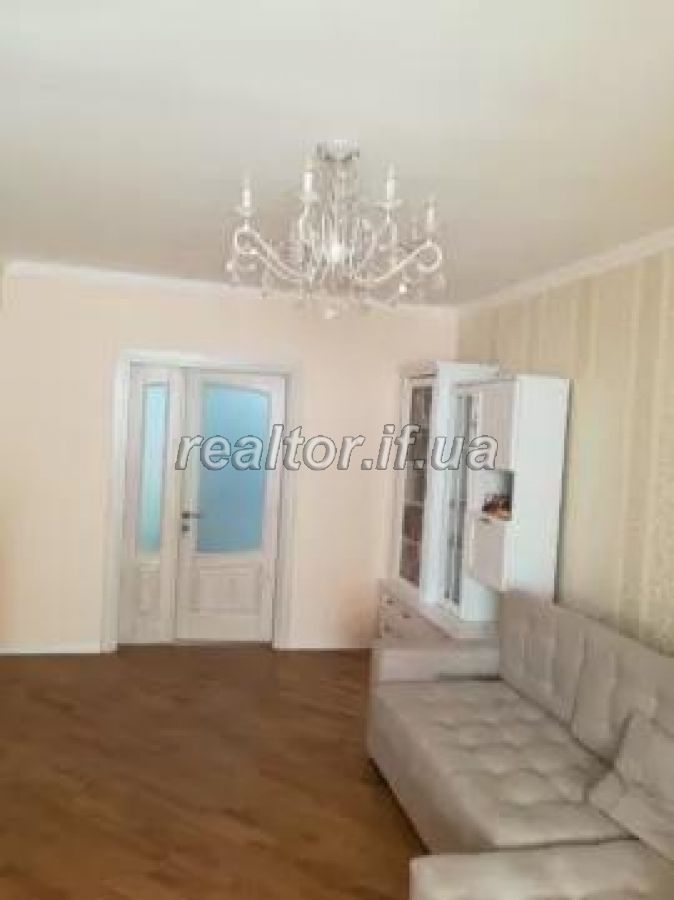 3 Zimmerwohnung zum Verkauf in einem Neubau und einem bevölkerten Boudoir an der Straße Dovzhenka