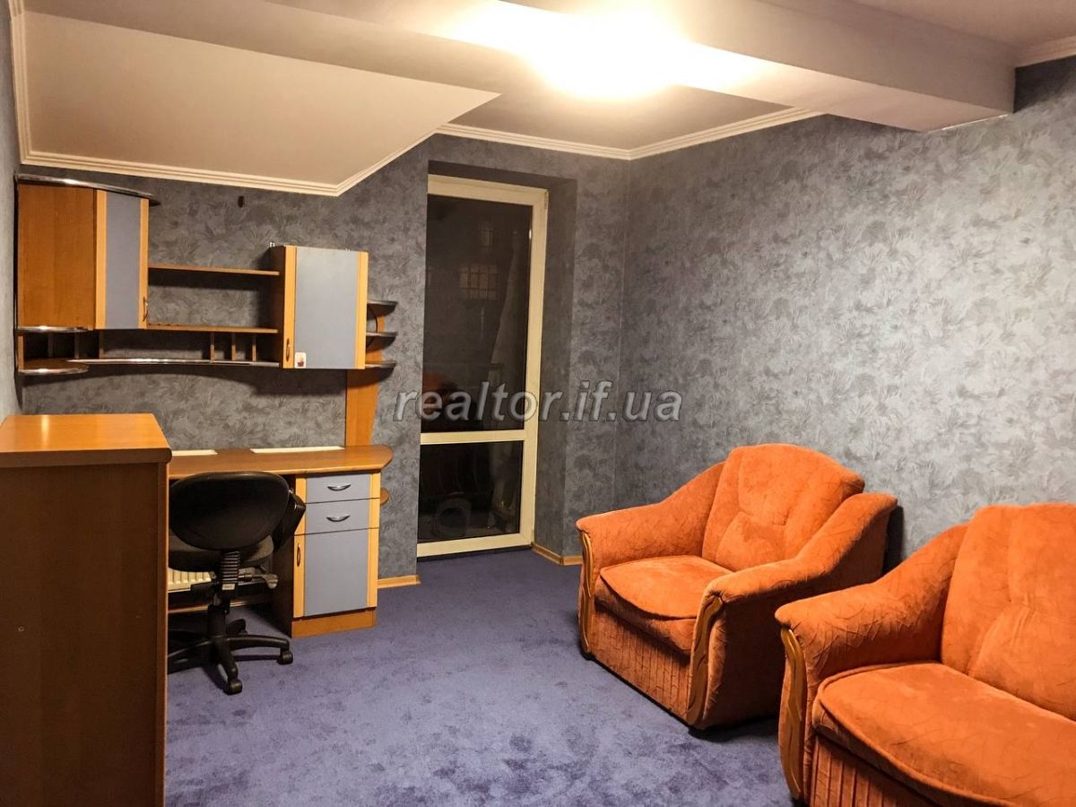 Eine 3-Zimmer-Wohnung steht im Stadtzentrum in der Mazepa-Straße zum Verkauf