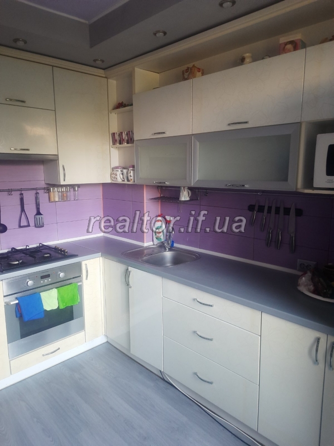 Renovierte und möblierte 3-Zimmer-Wohnung zum Verkauf in der Mykolaichuka-Straße
