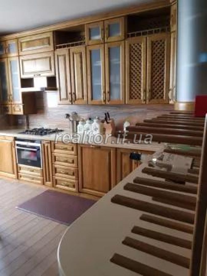 Zu verkaufen 3-Zimmer-Wohnung mit Renovierung in der Innenstadt auf der Straße Khotynskaya