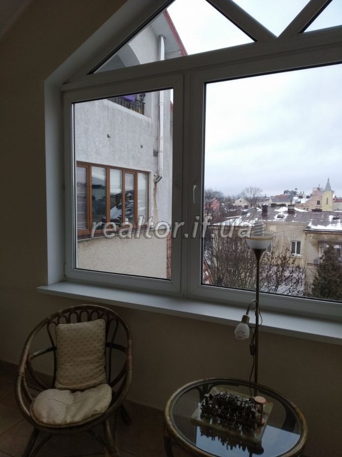 Prodayetsya_4_kimnatna_kvartyra_z_meblyamy_v_tsentri_mista_po_vulytsi_Kruka_21264_13_1643190124.jpeg