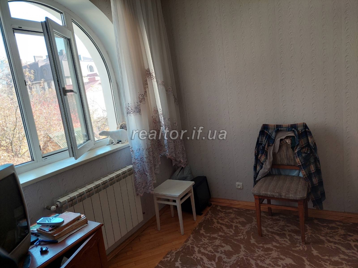 Prodayetsya_4_kimnatna_kvartyra_z_vlasnym_dvorom_ta_okremym_vkhodom_po_vulytsi_Kopernyka_20931_10_1635333912.jpeg