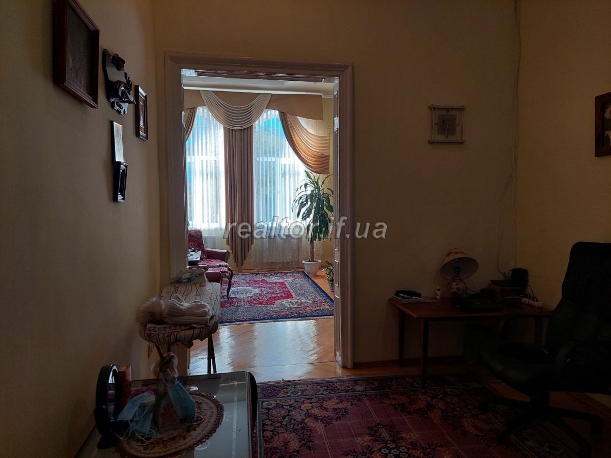 Prodayetsya_4_kimnatna_kvartyra_z_vlasnym_dvorom_ta_okremym_vkhodom_po_vulytsi_Kopernyka_20931_11_1635333913.jpeg