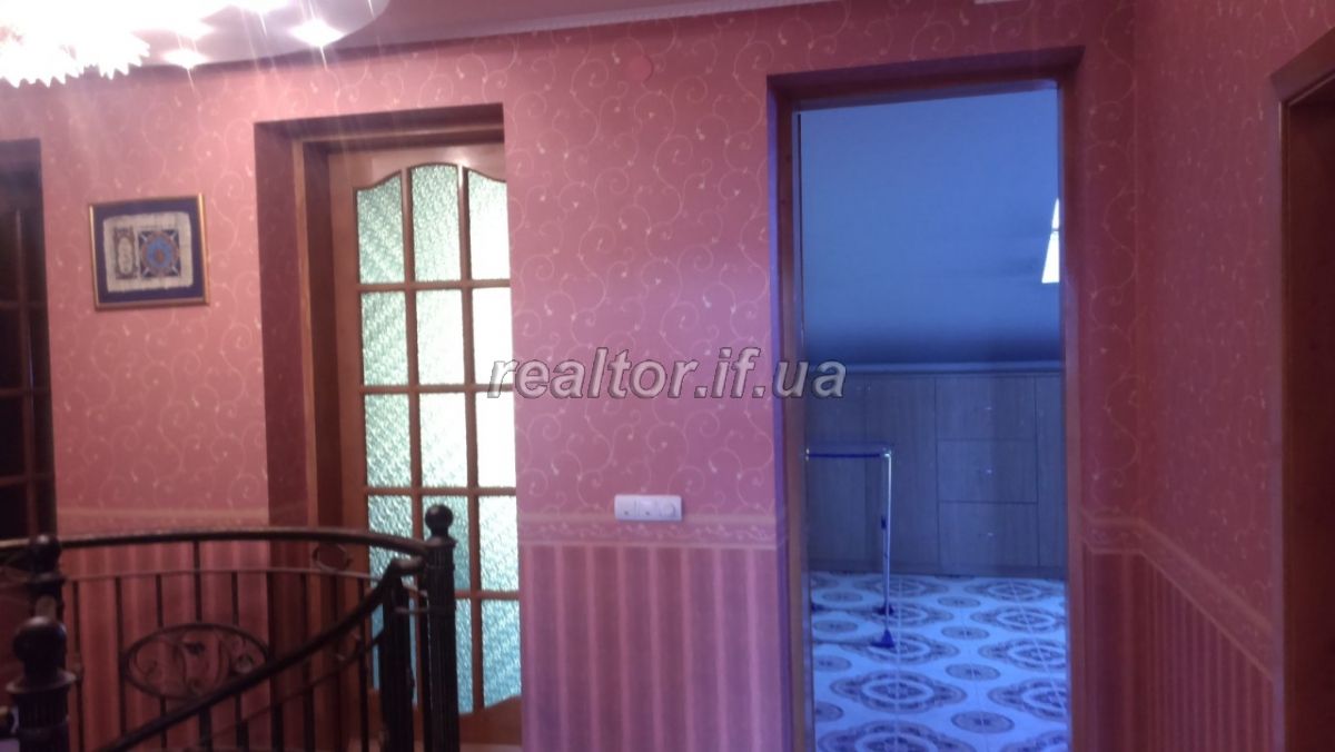 Prodayetsya_6_kimnatna_kvartyra_na_dvokh_rivnyakh_16492_26_1559908814.jpg