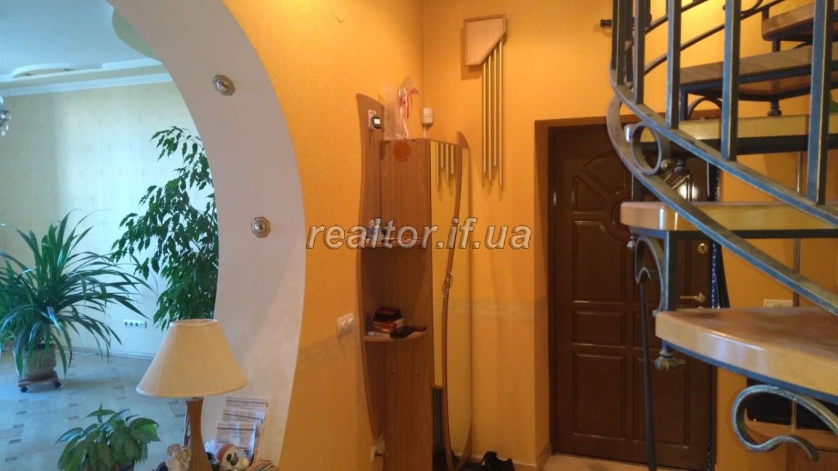 Prodayetsya_6_kimnatna_kvartyra_na_dvokh_rivnyakh_16492_3_1559908806.jpg