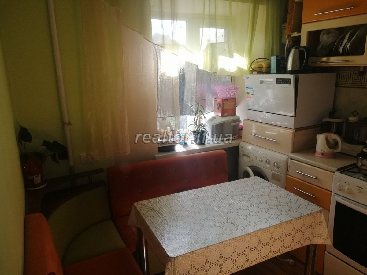 Prodayetsya_dvokhkimnatna_kvartyra_v_tsentri_mista_po_vulytsi_Belvederska_18632_9_1602230175.jpg