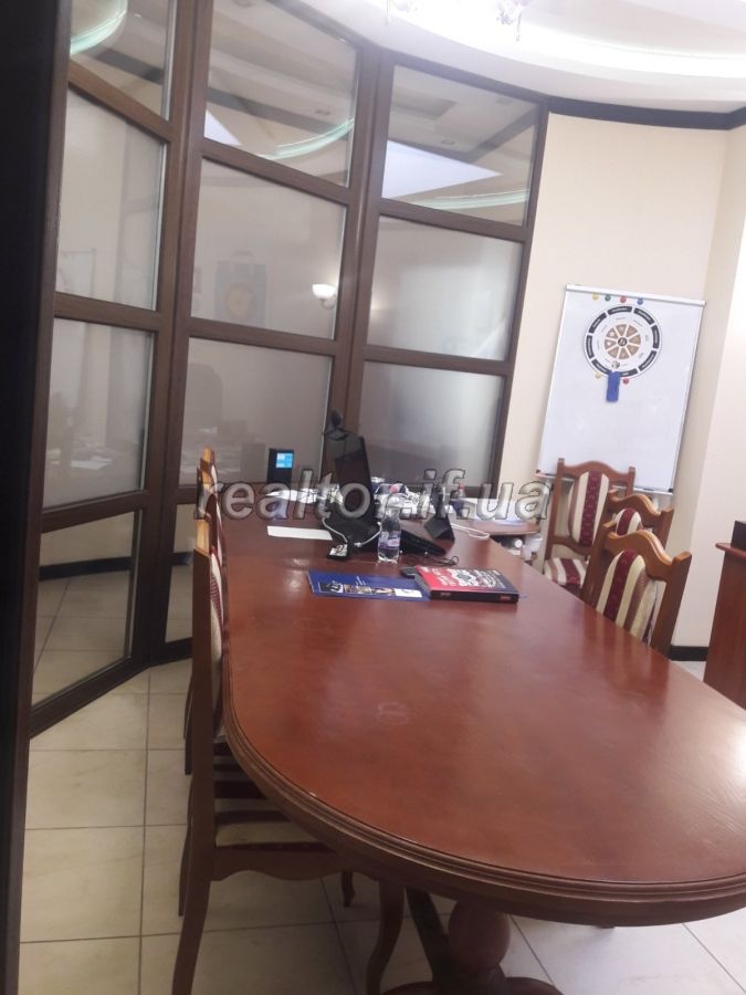 Prodayetsya_ofis_u_samomu_tsentri_mista_z_panoramnym_vydom_na_misto_17662_10_1581758886.jpg