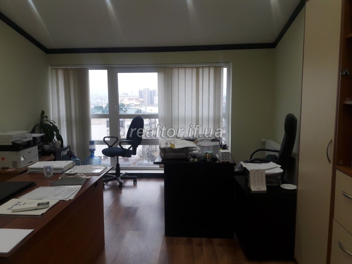 Prodayetsya_ofis_u_samomu_tsentri_mista_z_panoramnym_vydom_na_misto_17662_16_1581758888.jpg