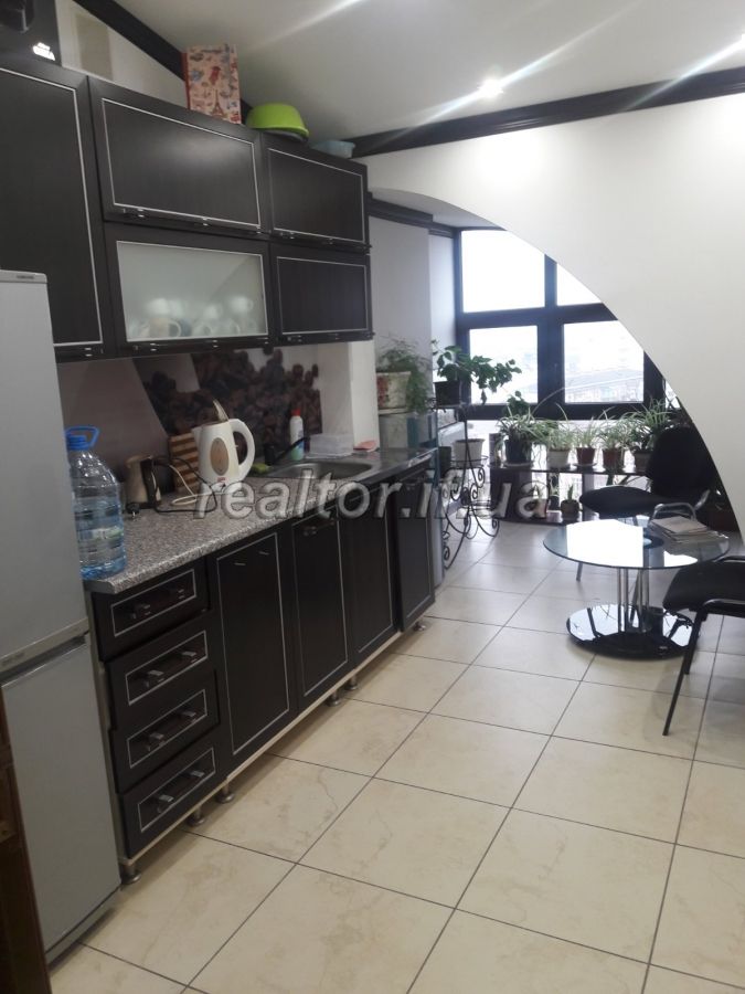 Prodayetsya_ofis_u_samomu_tsentri_mista_z_panoramnym_vydom_na_misto_17662_28_1581758892.jpg