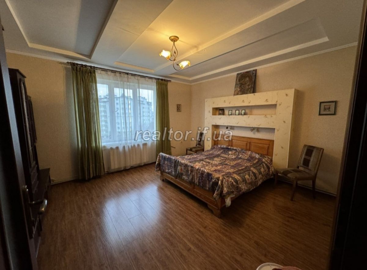 Zum Verkauf steht eine geräumige 3-Zimmer-Wohnung in einem gemütlichen Innenhof in der Trolleybusna-Straße