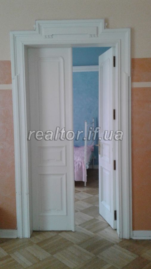 Prodayetsya_prostora_trokhkimnatna_kvartyra_z_kapitalnym_remontom_v_samomu_tsentri_mista_19793_1_1616669022.jpeg