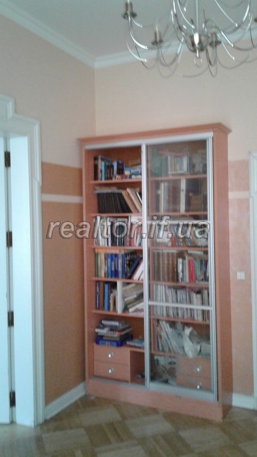 Prodayetsya_prostora_trokhkimnatna_kvartyra_z_kapitalnym_remontom_v_samomu_tsentri_mista_19793_2_1616669023.jpeg