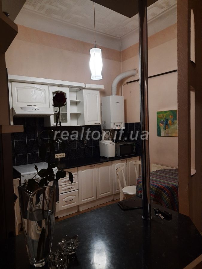 Prodayetsya_prostora_trokhkimnatna_kvartyra_z_kapitalnym_remontom_v_samomu_tsentri_mista_19793_9_1616669024.jpeg