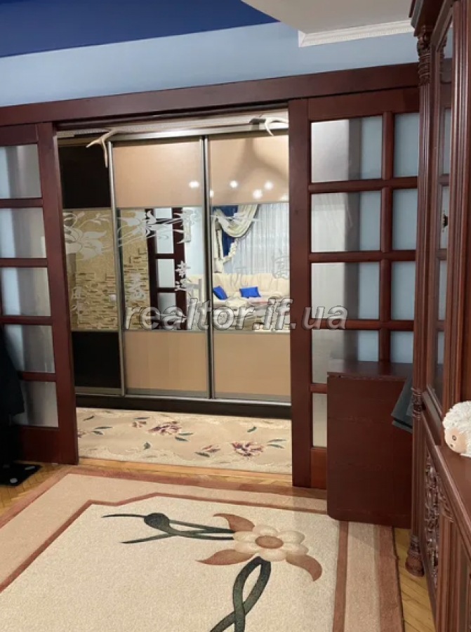 A spacious three-room apartment for sale with renovation on Khotkevycha Street near Zorepad