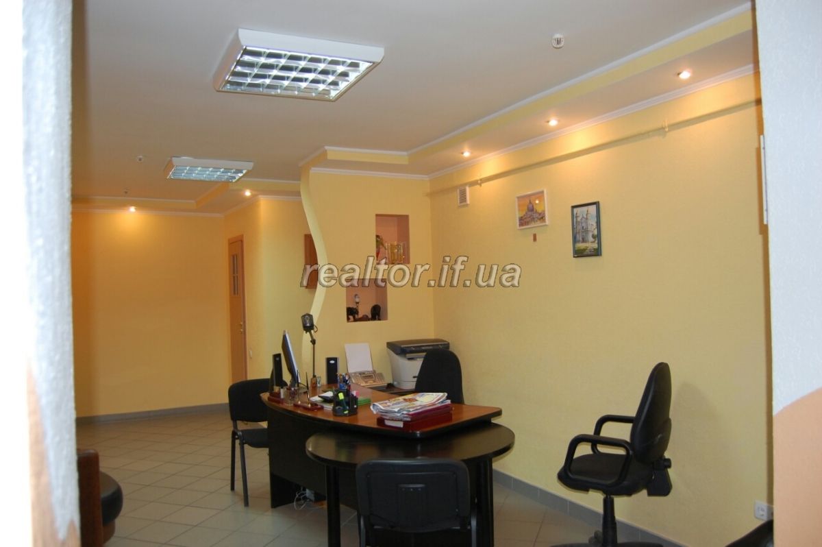 Prodayetsya_prymishchennya_pid_ofis_abo_perukarnyu_v_tsentri_z_remontom_17557_2_1579771180.jpg