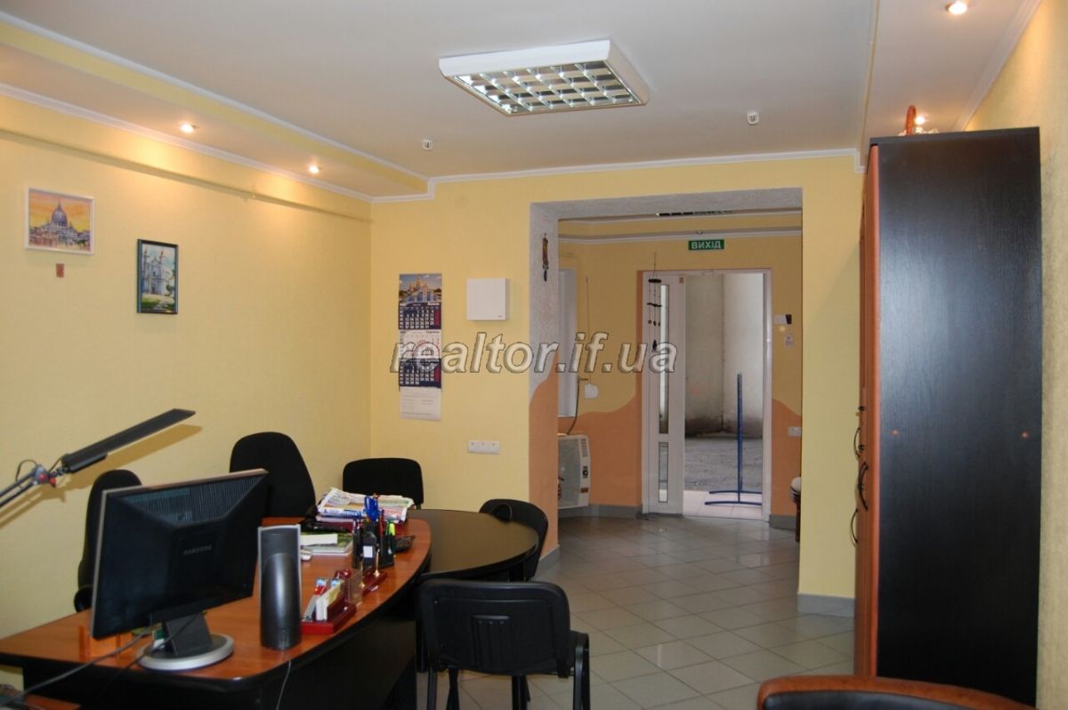 Prodayetsya_prymishchennya_pid_ofis_abo_perukarnyu_v_tsentri_z_remontom_17557_3_1579771180.jpg