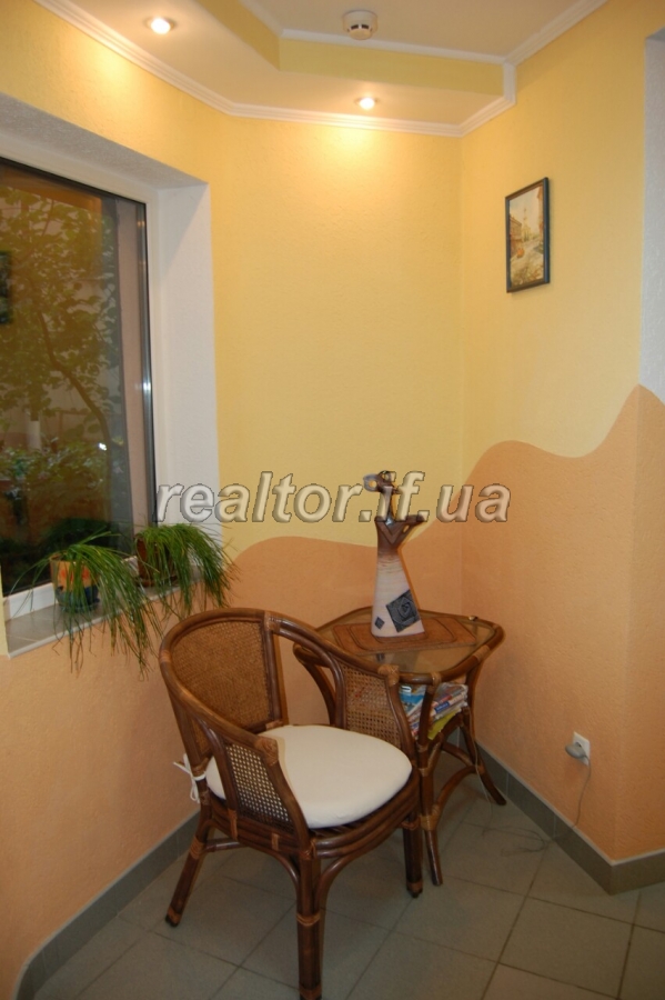 Prodayetsya_prymishchennya_pid_ofis_abo_perukarnyu_v_tsentri_z_remontom_17557_4_1579771181.jpg
