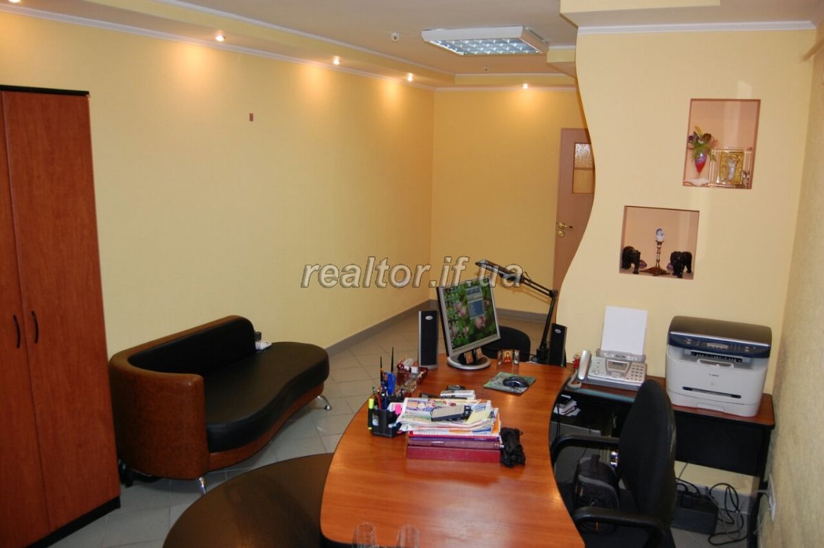 Prodayetsya_prymishchennya_pid_ofis_abo_perukarnyu_v_tsentri_z_remontom_17557_5_1579771181.jpg