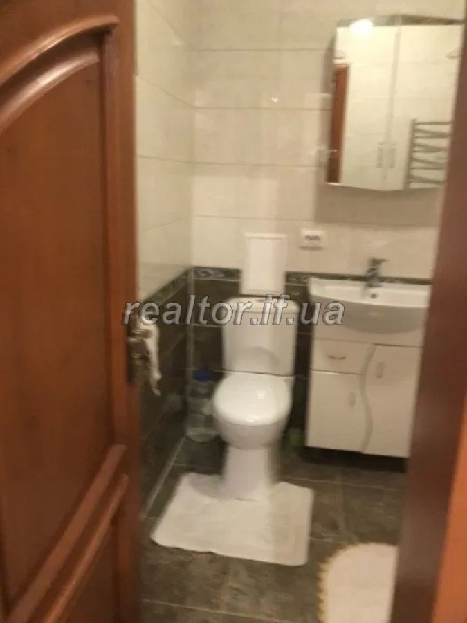 Prodayetsya_velyka_3_kimnatna_kvartyra_z_remontom_i_meblyamy_v_tsentri_po_vulytsi_Pulyuya_21257_1_1643115384.jpeg