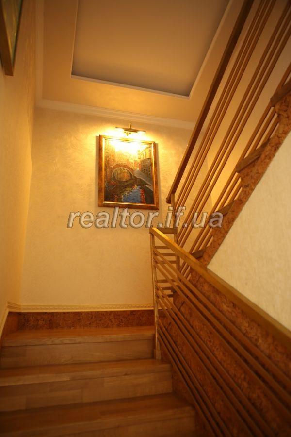 Prodazh_budynku_dlya_velykoyi_sim«yi_v_tsentri_Ivano-Frankivska_z_kapitalnym_remontom_21581_12_1654765463.jpeg
