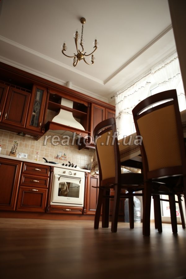 Prodazh_budynku_dlya_velykoyi_sim«yi_v_tsentri_Ivano-Frankivska_z_kapitalnym_remontom_21581_19_1654765465.jpeg