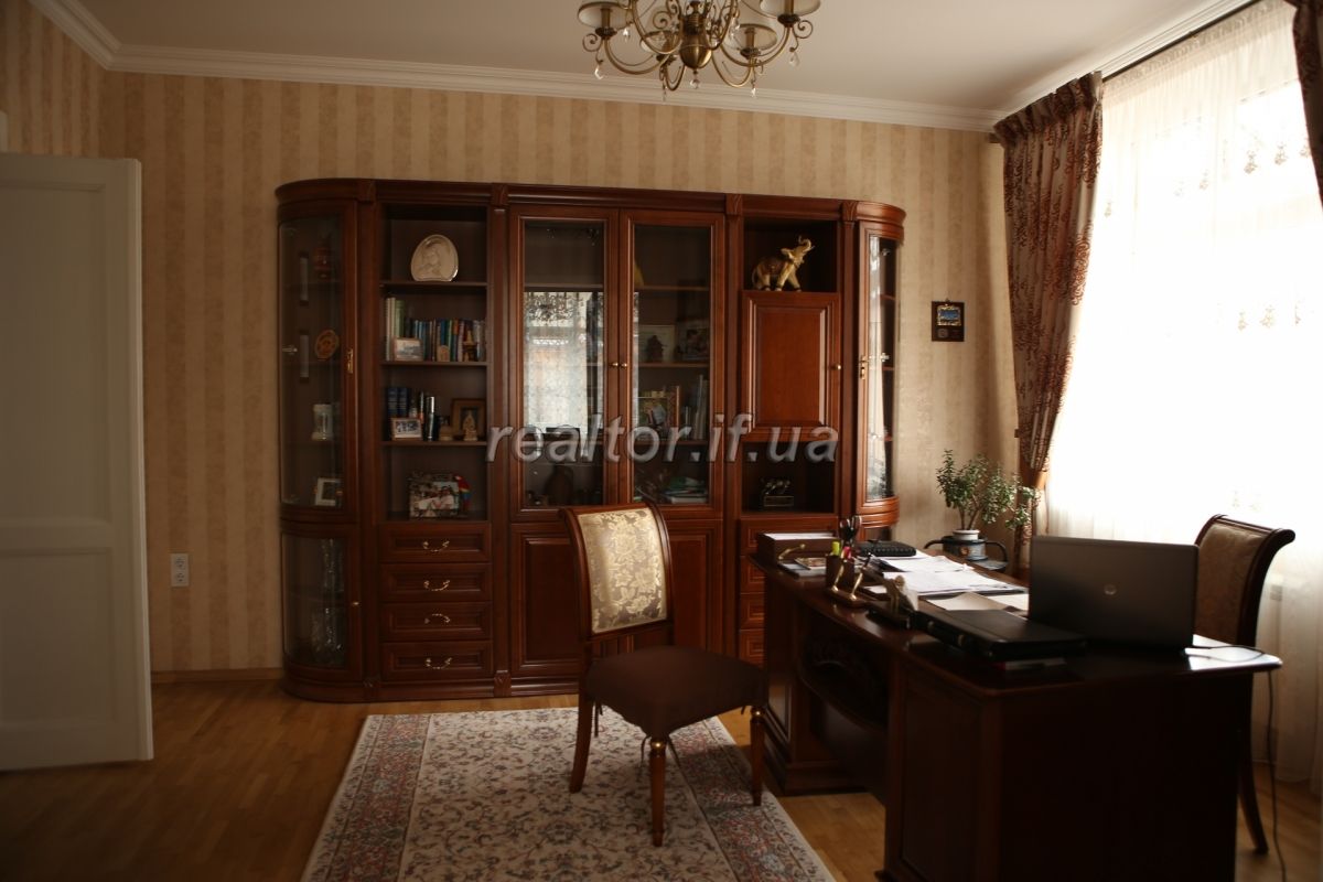 Prodazh_budynku_dlya_velykoyi_sim«yi_v_tsentri_Ivano-Frankivska_z_kapitalnym_remontom_21581_20_1654765465.jpeg
