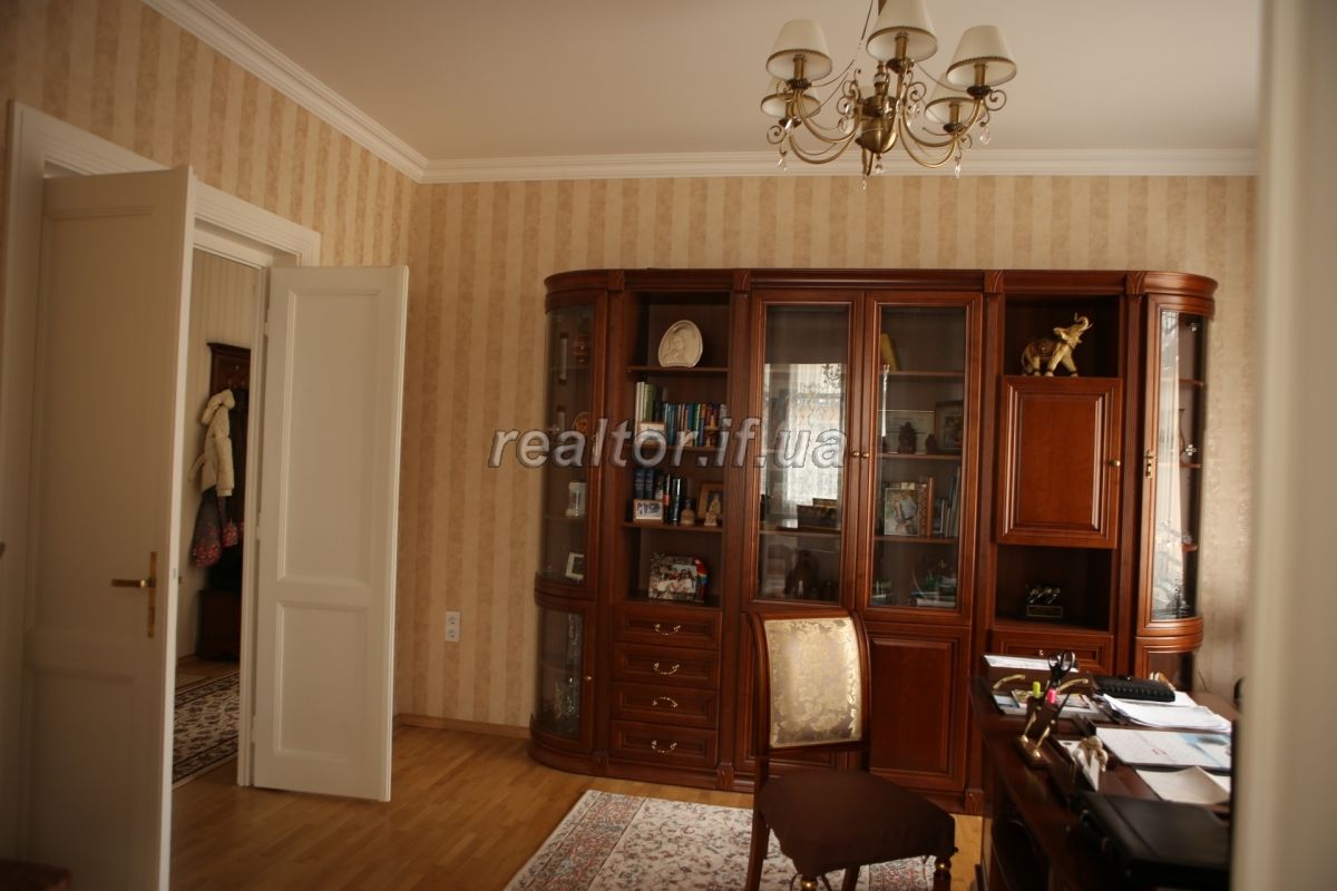 Prodazh_budynku_dlya_velykoyi_sim«yi_v_tsentri_Ivano-Frankivska_z_kapitalnym_remontom_21581_22_1654765466.jpeg