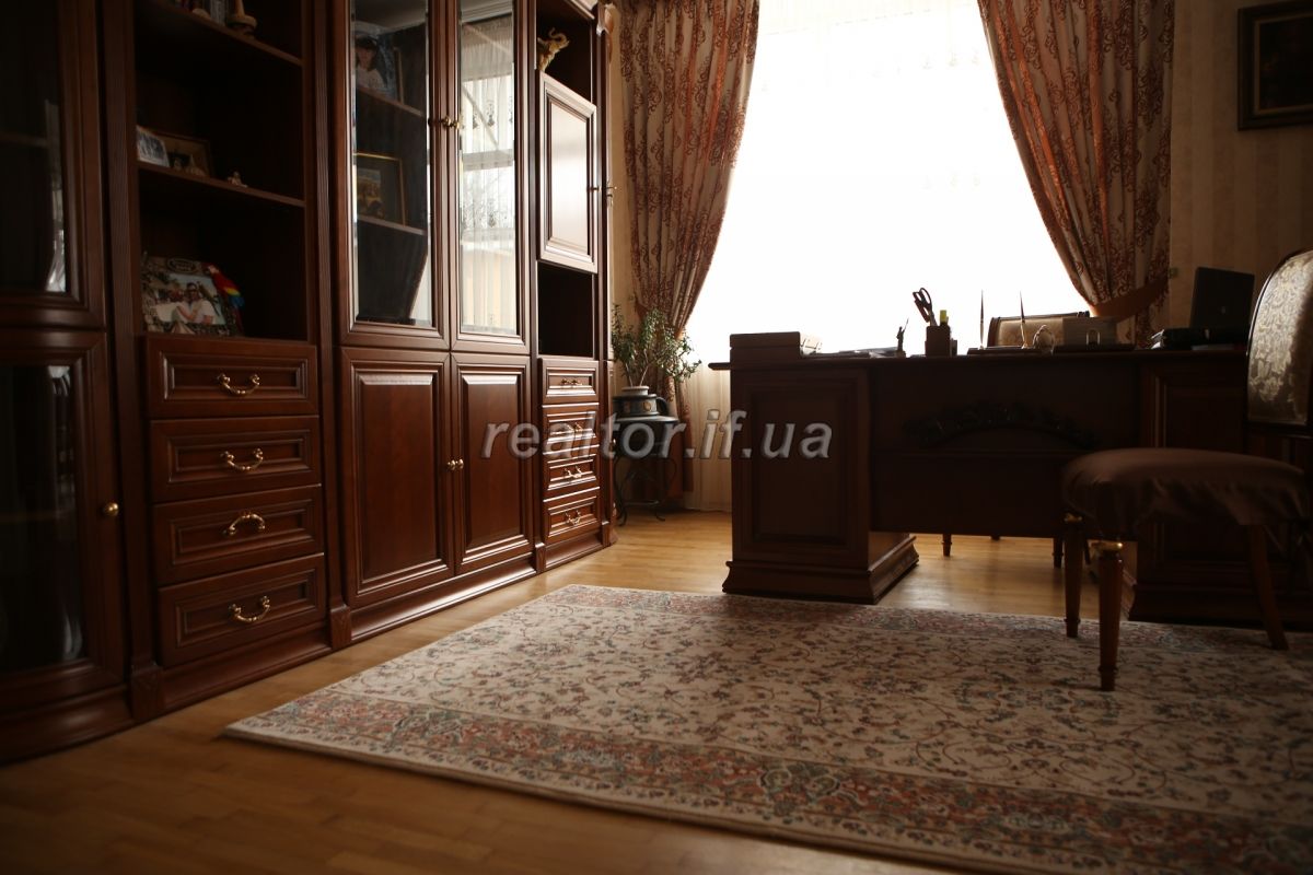 Prodazh_budynku_dlya_velykoyi_sim«yi_v_tsentri_Ivano-Frankivska_z_kapitalnym_remontom_21581_28_1654765468.jpeg