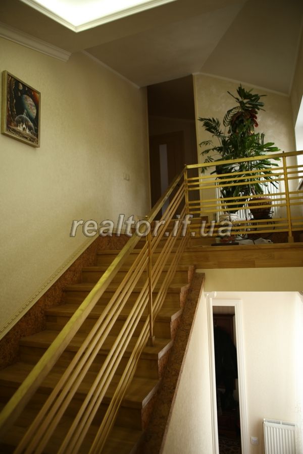 Prodazh_budynku_dlya_velykoyi_sim«yi_v_tsentri_Ivano-Frankivska_z_kapitalnym_remontom_21581_34_1654765470.jpeg