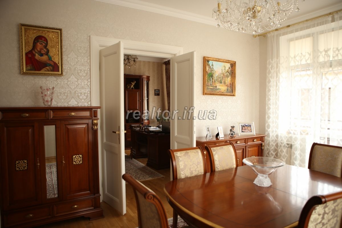 Prodazh_budynku_dlya_velykoyi_sim«yi_v_tsentri_Ivano-Frankivska_z_kapitalnym_remontom_21581_38_1654765471.jpeg