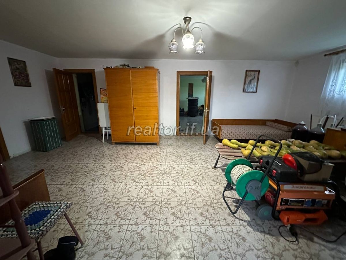 Prodazh_budynku_hotovoho_do_prozhyvannya_z_remontom_v_seli_Uhryniv__22704_34_1698774040.jpeg