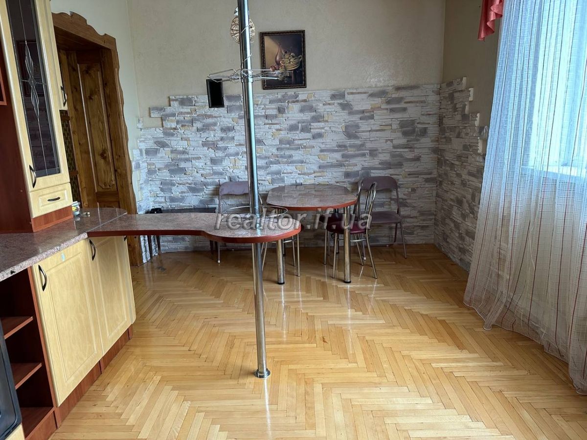 Prodazh_budynku_v_Uhornykakh_velykoyi_ploshchi_z_remontom_ta_meblyamy_22441_34_1686579456.jpeg